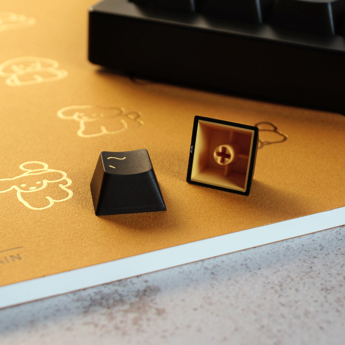 Czarne keycapy z żółtymi legendami Amber Smoke
