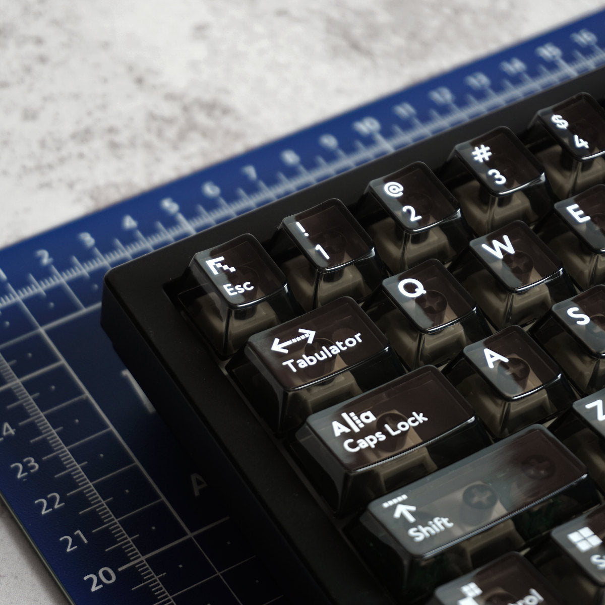 Czarne półtransparentne keycapy do klawiatury mechanicznej