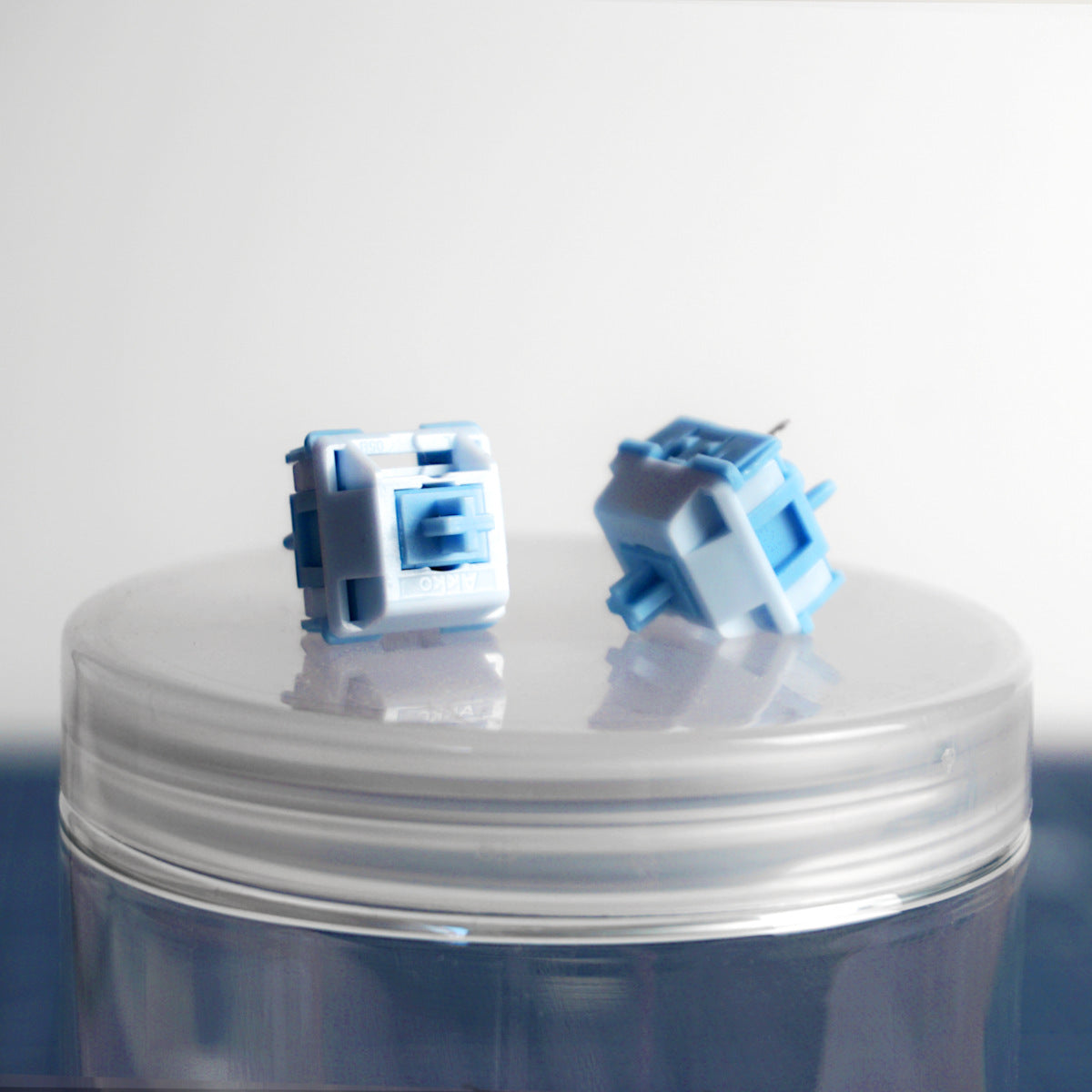 Akko Mirror - liniowe switche mechaniczne