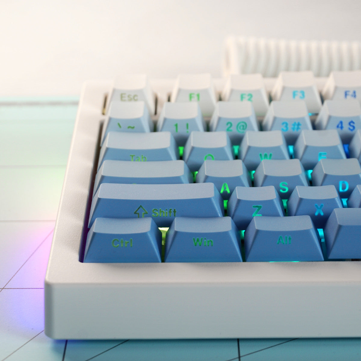 Niebieskie keycapy do klawiatury Shine-Through