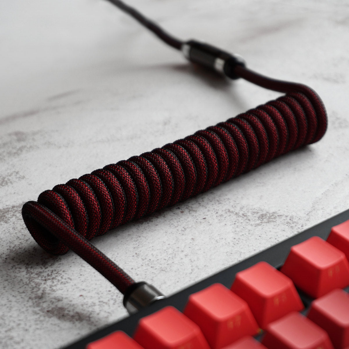 Bordowy kabel do klawiatury mechanicznej skręcony