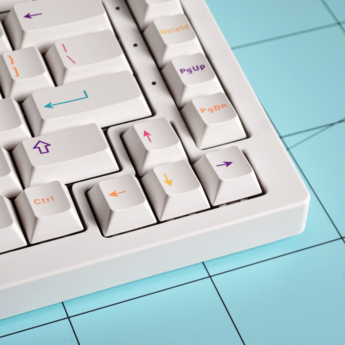 Białe keycapy z kolorywmi legendami Aifei Mictlan White