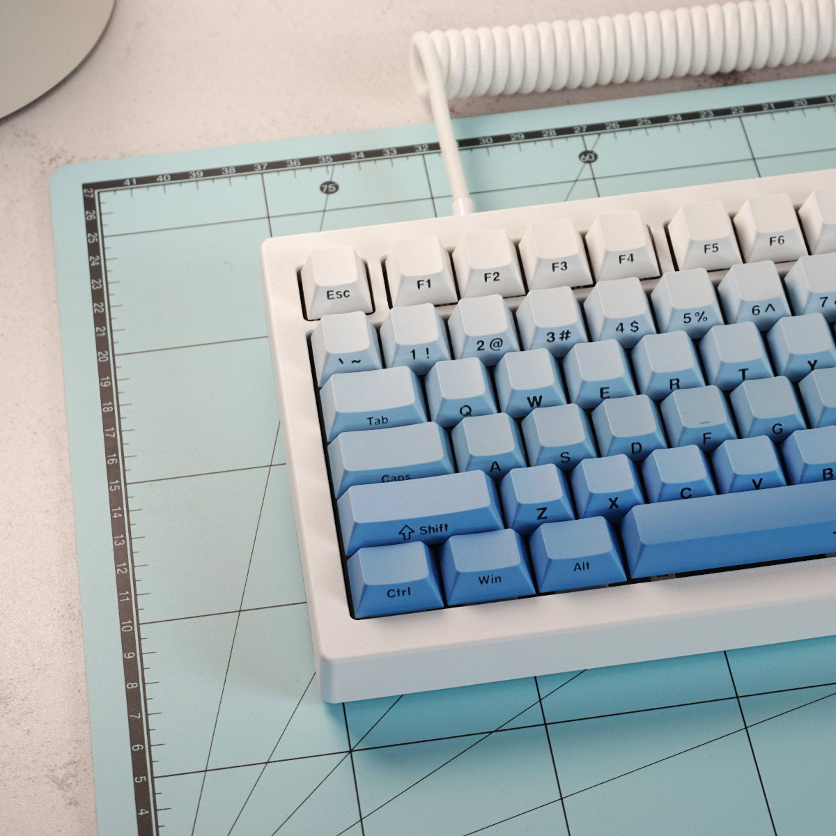 Błękitne keycapy do klawiatury mechanicznej