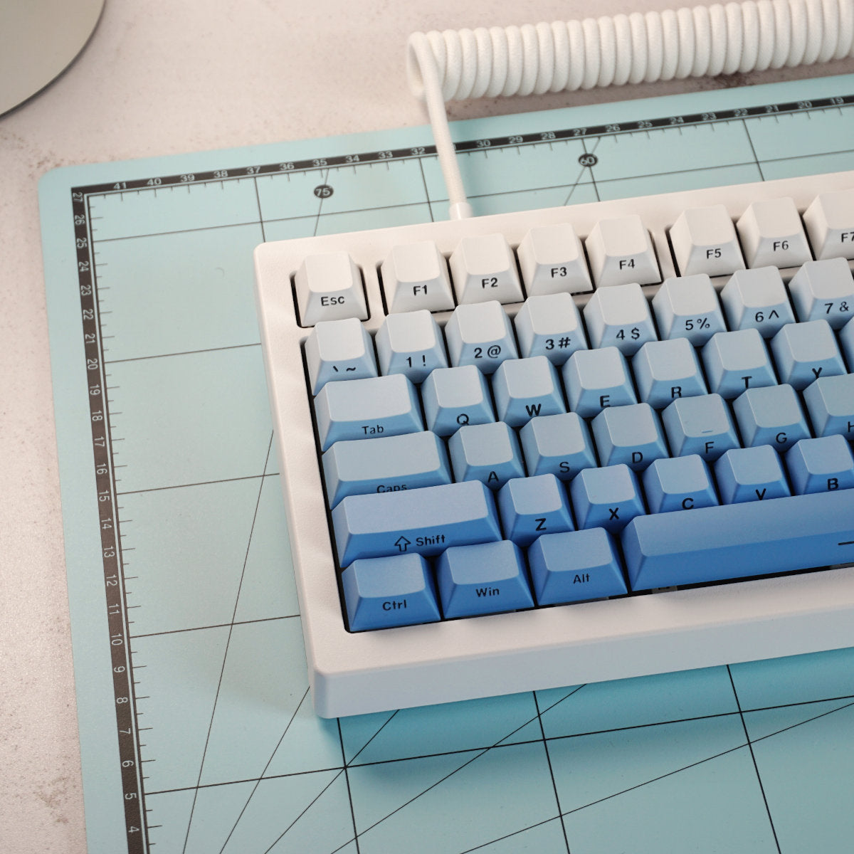 Błękitne keycapy do klawiatury mechanicznej
