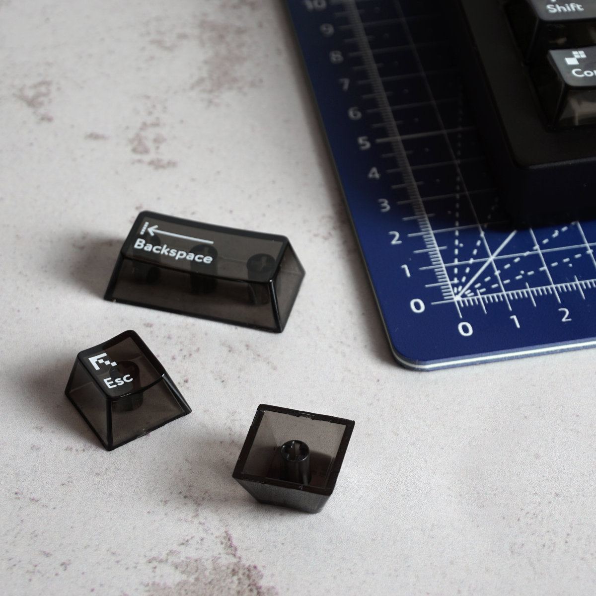 Czarne keycapy prześwitujące do klawiatury mechanicznej