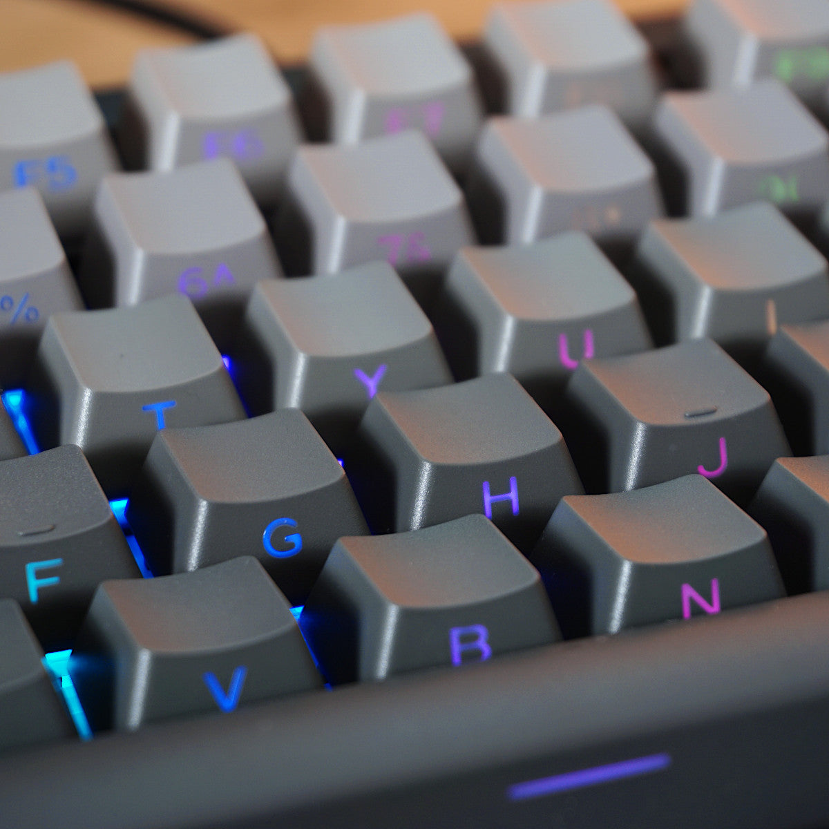 Keycapy z prześwitującymi legendami RGB