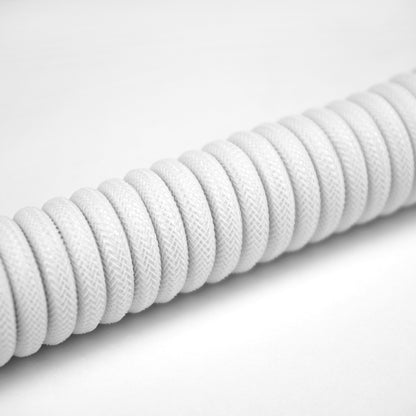 Biały spiralny kabel do klawiatury
