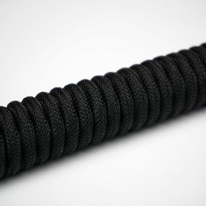 Czarny skręcony kabel coiled cable
