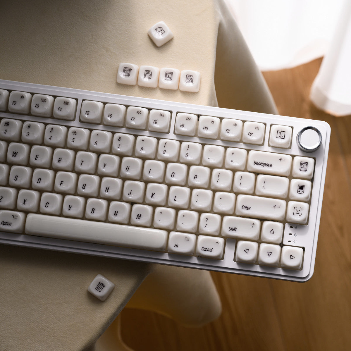 Jasne minimalistyczne keycapy White Chocolate