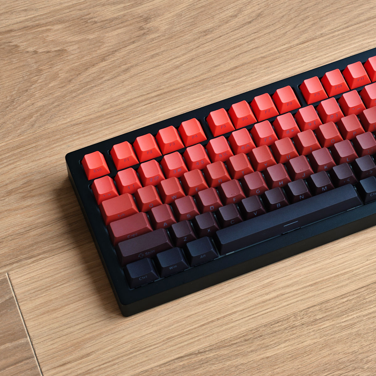 Czerwone keycapy z przezroczystymi legendami na czarnej klawiaturze