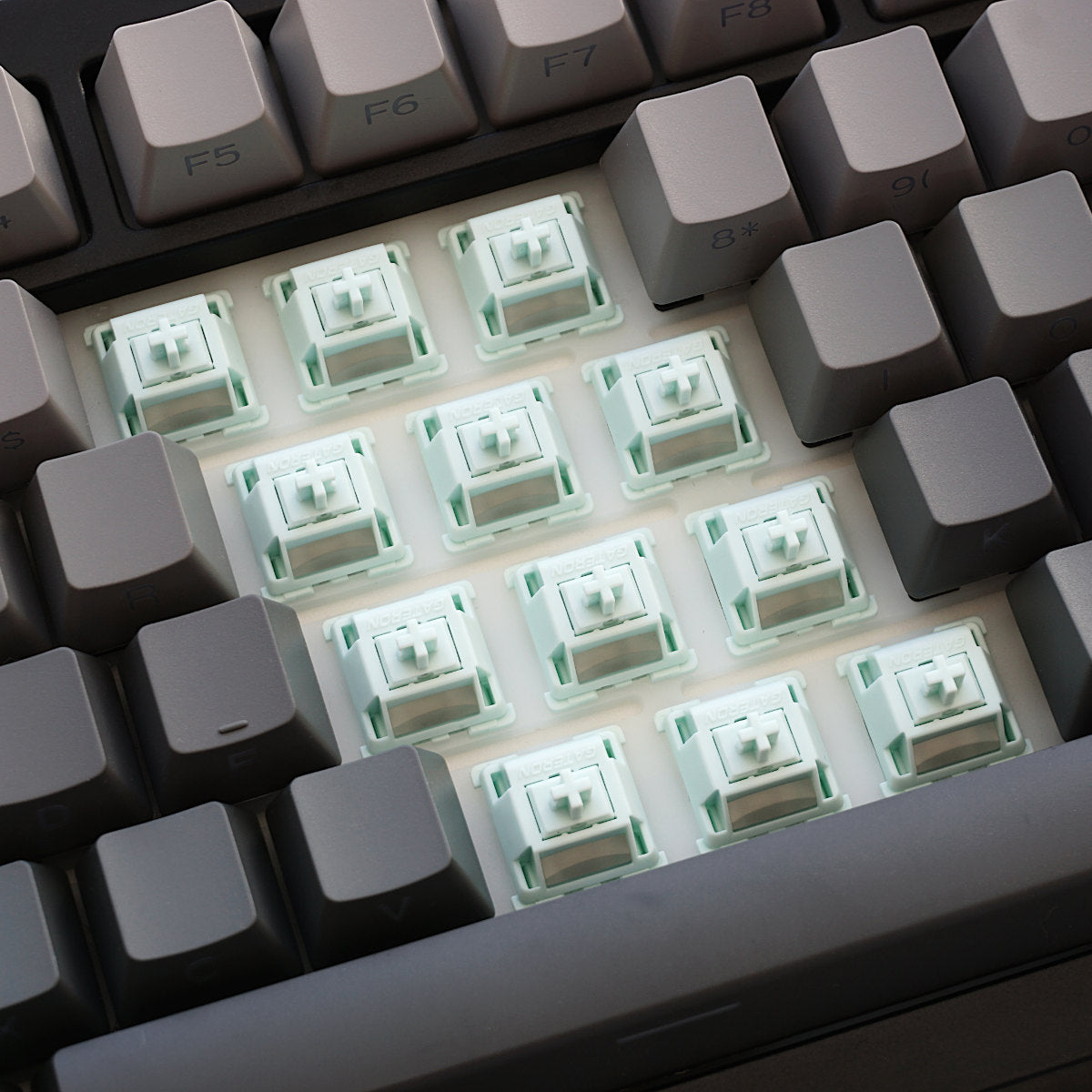 Switche Gateron Mint Smoothie z soczewka RGB w klawiaturze