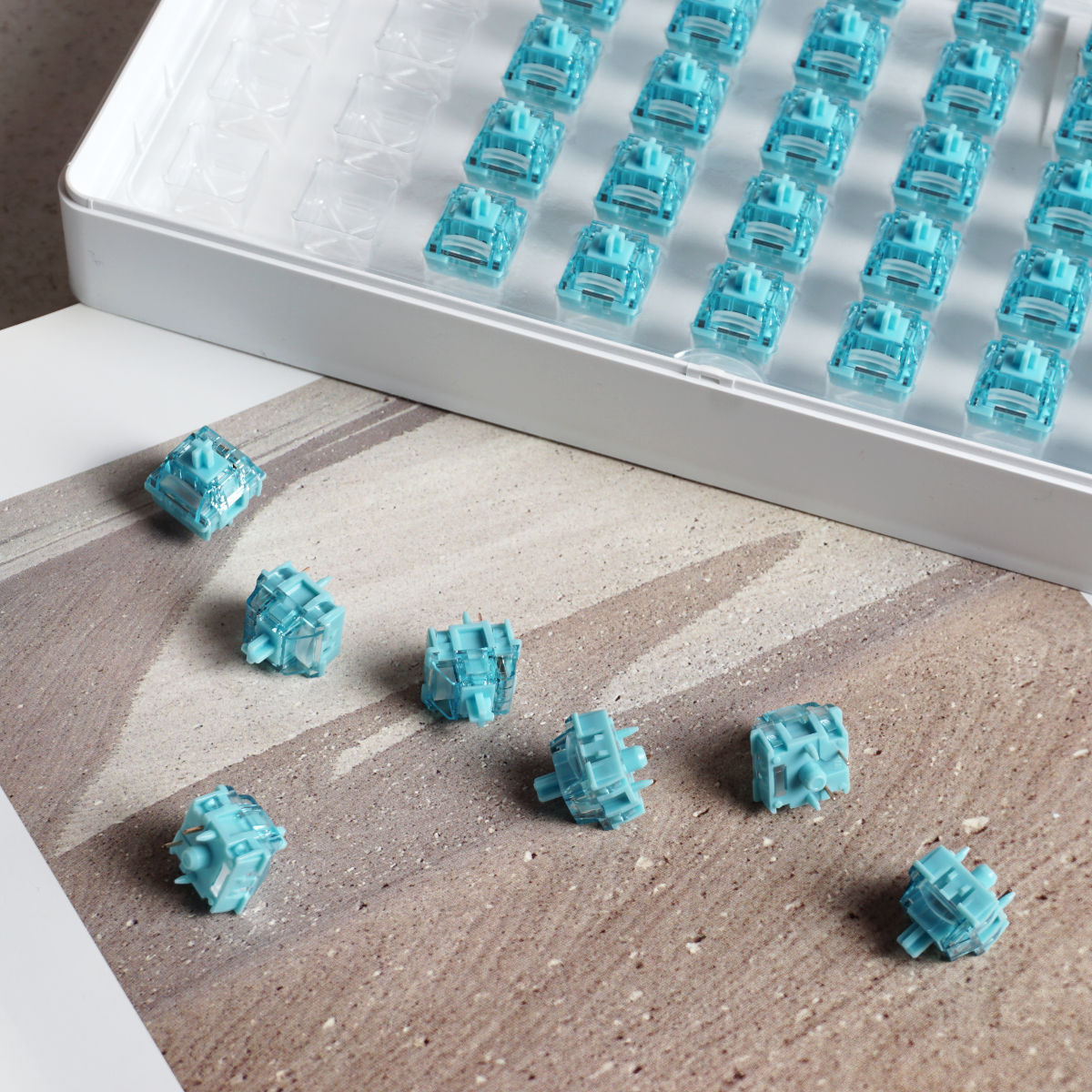 Przełączniki mechaniczne Akko V5 Creamy Blue Pro w zamykanym pudełku